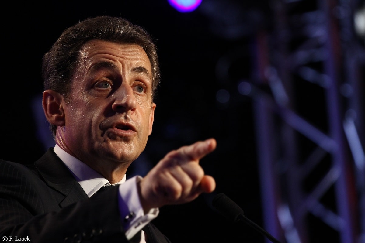 Sarkozy libéré, mais sous étroite surveillance