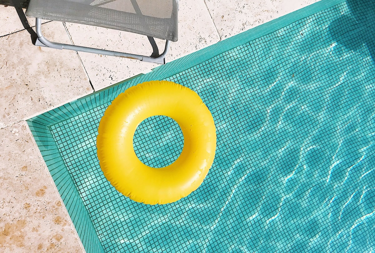 Piscines : comment Urgo peut protéger vos pieds des verrues et mycoses