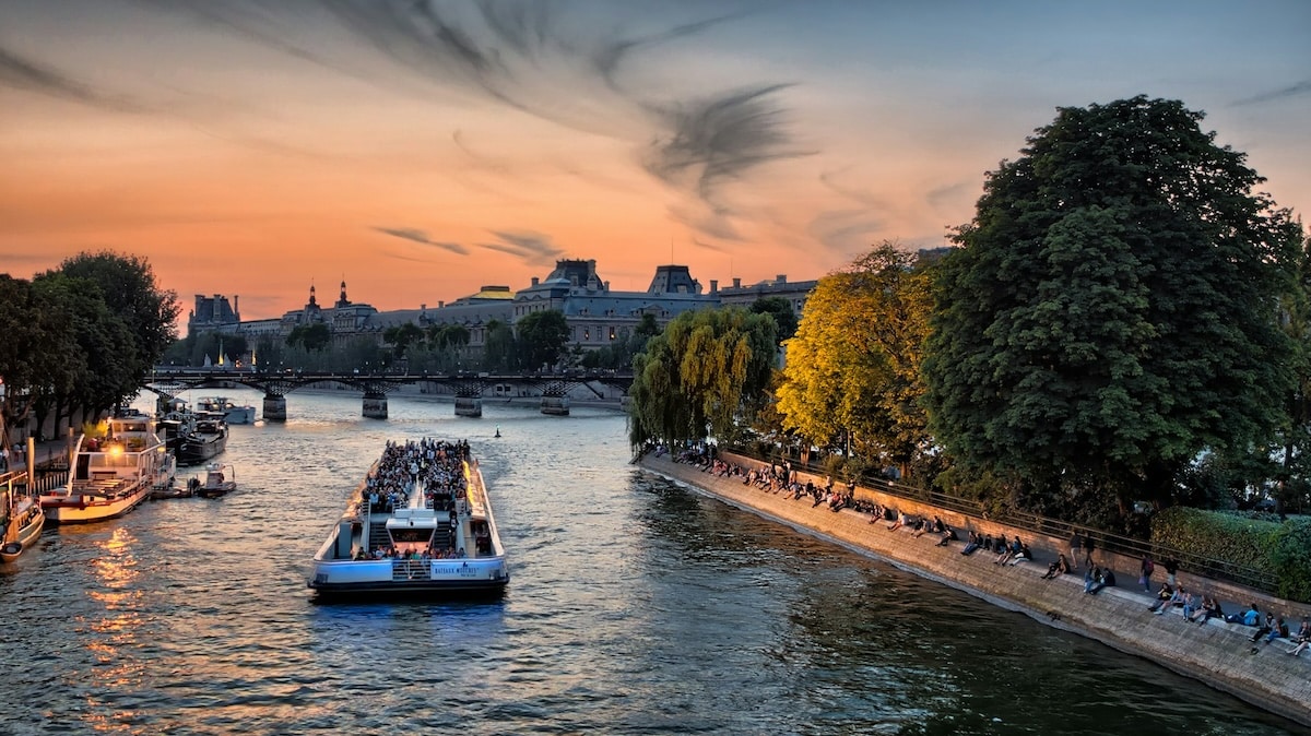 Location d’une péniche pour une soirée d’entreprise : 3 critères pour faire le meilleur choix