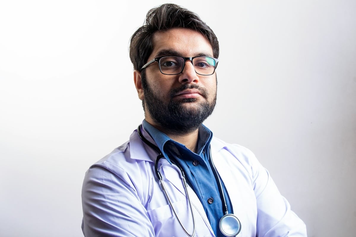 Les médecins algériens, piliers de l’hôpital public français
