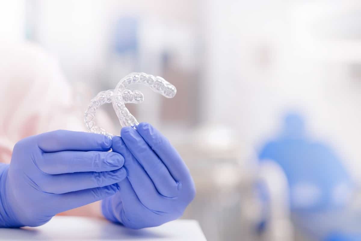Aligneurs Dentaires Invisalign : Avis, Pris et Alternatives !