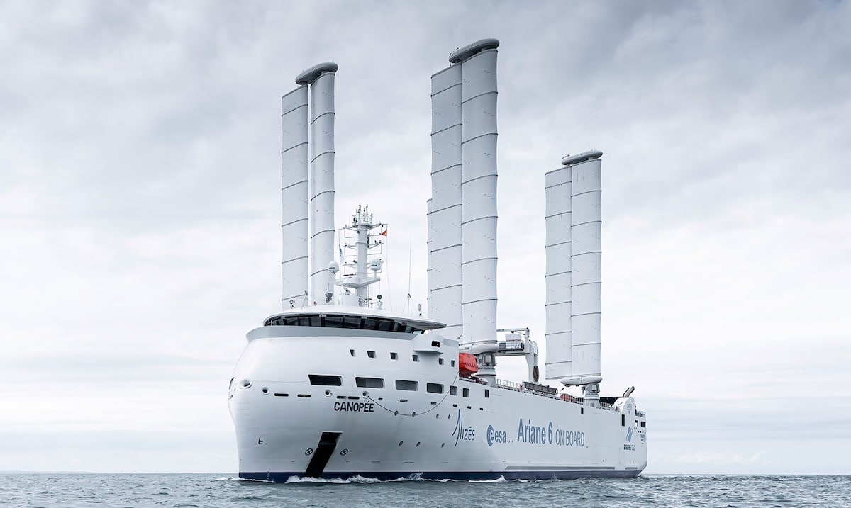 Canopée, le navire qui transporte Ariane 6 à la voile