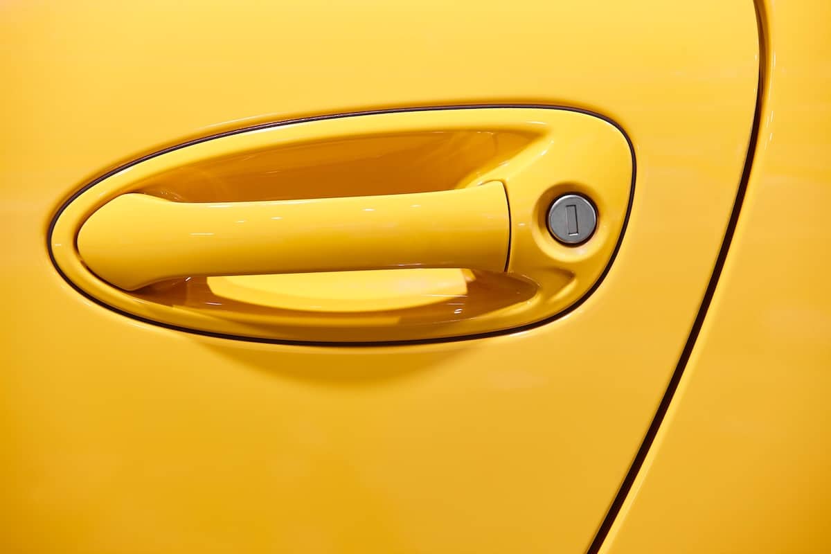 Automobile : Pékin impose le retour des poignées mécaniques… dans le monde entier
