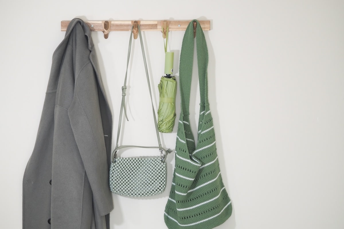 Idées pour organiser l’entrée avec des porte-manteaux patères modulables