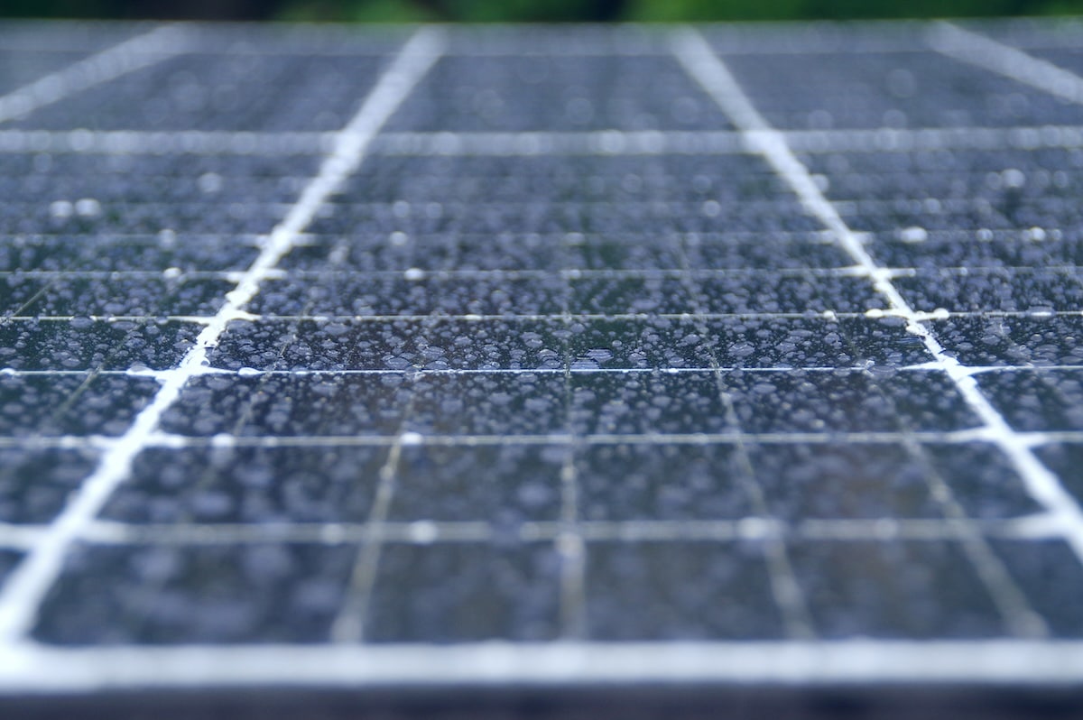 Ce panneau solaire produit de l’électricité avec une seule goutte de pluie